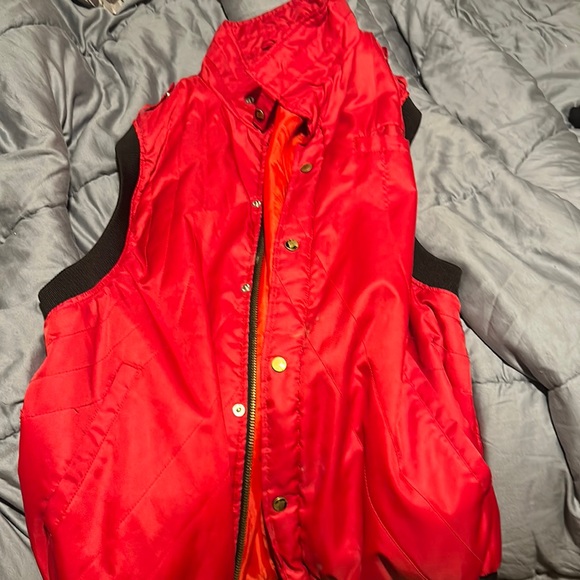 Red vest - Picture 1 of 4
